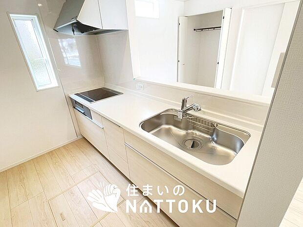 現地写真(キッチン)
収納たっぷりのシステムキッチン、浄水器付水栓を標準装備しています。