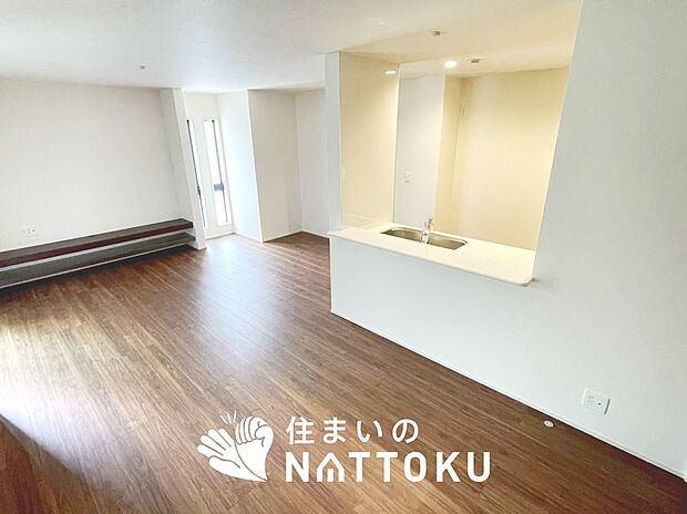 現地写真（リビング）
フローリング材には、木目、色調など木材特有の風合いがあり、ナチュラルな美しさになっています。
