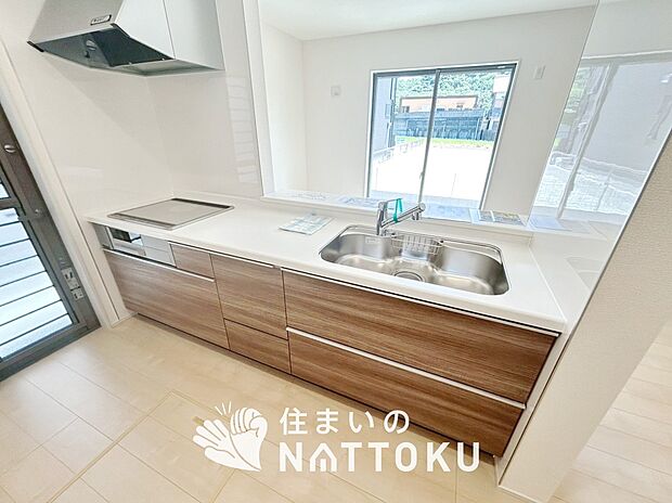 現地写真(キッチン)
収納たっぷりのシステムキッチン、浄水器付水栓を標準装備しています。