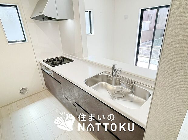 現地写真(キッチン)
収納たっぷりのシステムキッチン、浄水器付水栓を標準装備しています。