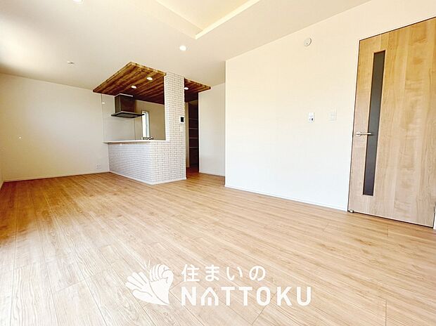 現地写真(リビング)
フローリング材には、木目、色調など木材特有の風合いがあり、ナチュラルな美しさになっています。