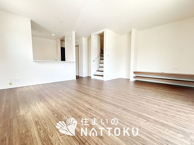 現地写真（リビング）
フローリング材には、木目、色調など木材特有の風合いがあり、ナチュラルな美しさになっています。