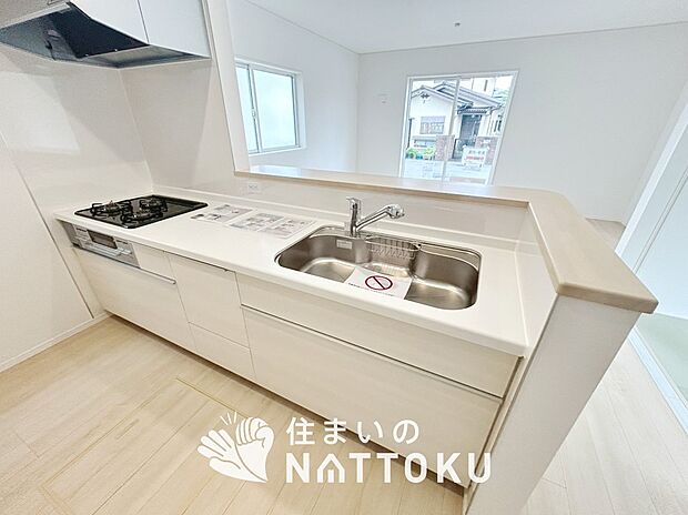 現地写真（キッチン）
収納たっぷりのシステムキッチン、浄水器付水栓を標準装備しています。