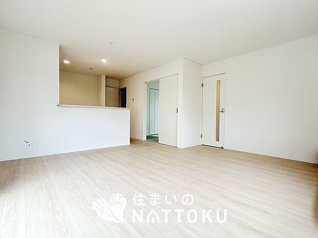 現地写真（リビング）
フローリング材には、木目、色調など木材特有の風合いがあり、ナチュラルな美しさになっています。