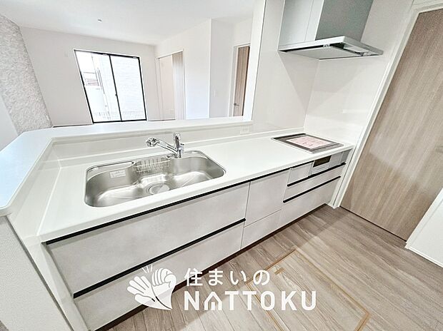現地写真（キッチン）
収納たっぷりのシステムキッチン、浄水器付水栓を標準装備しています。