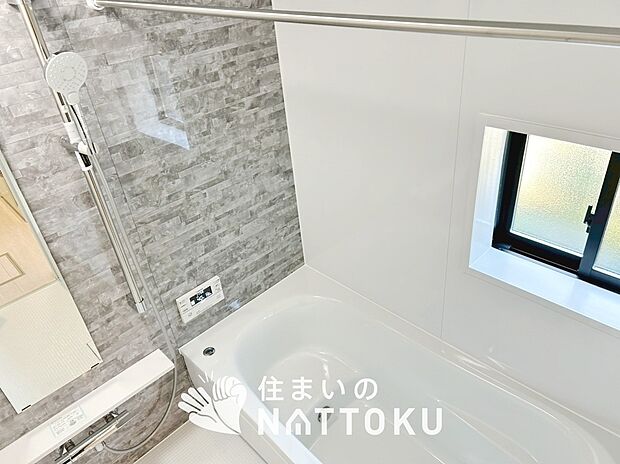 現地写真（浴室）
浴室暖房乾燥機付き。１坪タイプで広々です。