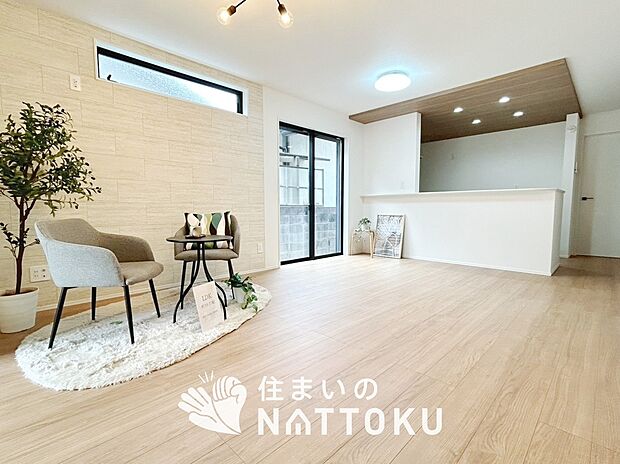 現地写真（リビング）
フローリング材には、木目、色調など木材特有の風合いがあり、ナチュラルな美しさになっています。