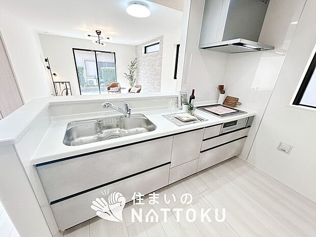現地写真（キッチン）
収納たっぷりのシステムキッチン、浄水器付水栓を標準装備しています。