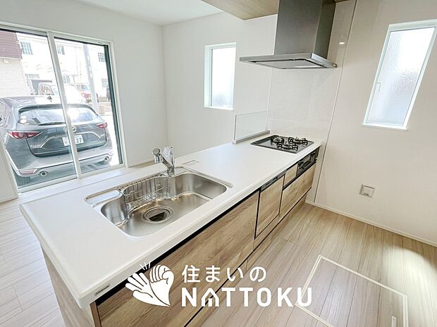 現地写真（キッチン）
収納たっぷりのシステムキッチン、浄水器付水栓を標準装備しています。