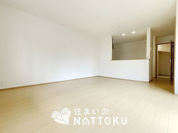 現地写真（リビング）
フローリング材には、木目、色調など木材特有の風合いがあり、ナチュラルな美しさになっています。