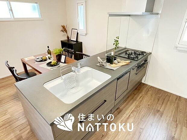 現地写真（キッチン）
収納たっぷりのシステムキッチン、浄水器付水栓を標準装備しています。
