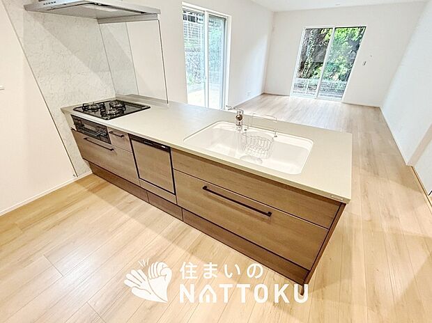 現地写真(キッチン)
収納たっぷりのシステムキッチン、浄水器付水栓を標準装備しています。