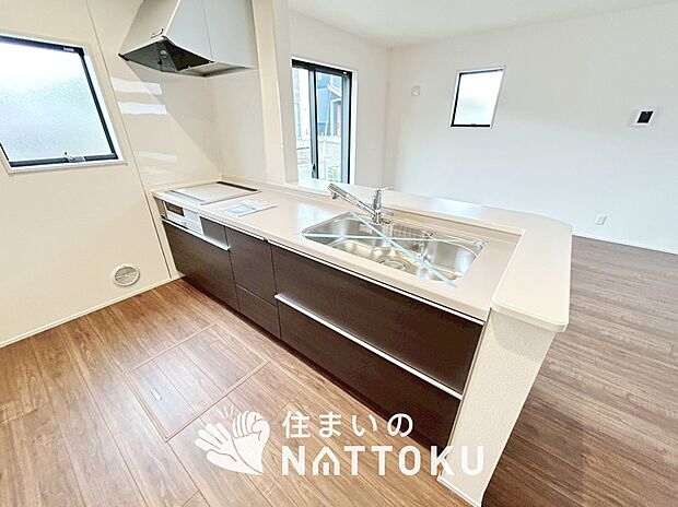 現地写真(キッチン)
収納たっぷりのシステムキッチン、浄水器付水栓を標準装備しています。