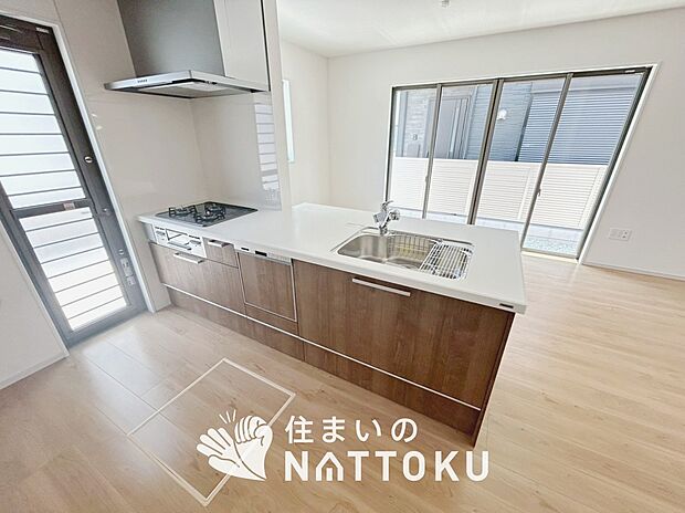 現地写真(キッチン)
収納たっぷりのシステムキッチン、浄水器付水栓を標準装備しています。