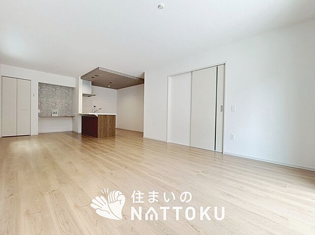 現地写真(リビング)
フローリング材には、木目、色調など木材特有の風合いがあり、ナチュラルな美しさになっています。