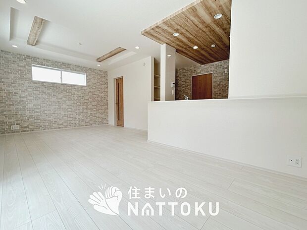 現地写真（リビング）
フローリング材には、木目、色調など木材特有の風合いがあり、ナチュラルな美しさになっています。