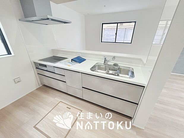 現地写真（キッチン）
収納たっぷりのシステムキッチン、浄水器付水栓を標準装備しています。