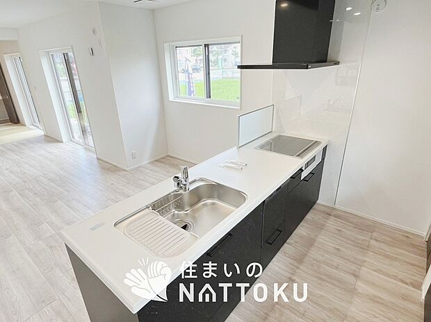 現地写真（キッチン）
収納たっぷりのシステムキッチン、浄水器付水栓を標準装備しています。