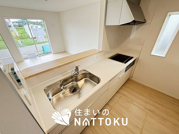 現地写真(キッチン)
収納たっぷりのシステムキッチン、浄水器付水栓を標準装備しています。