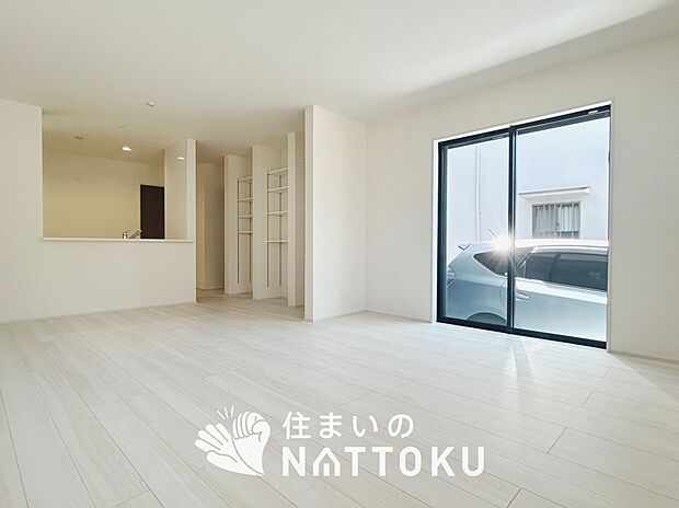 現地写真（リビング）
フローリング材には、木目、色調など木材特有の風合いがあり、ナチュラルな美しさになっています。