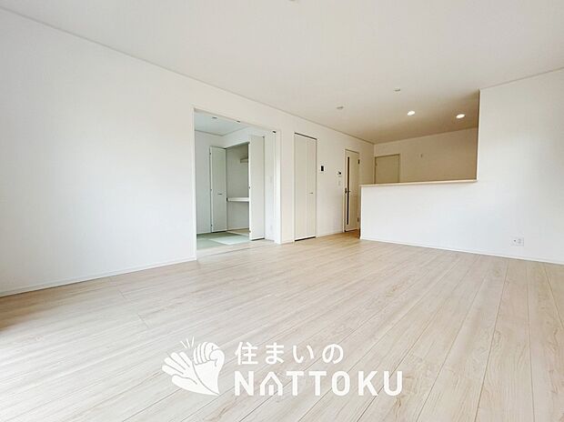 現地写真（リビング）
フローリング材には、木目、色調など木材特有の風合いがあり、ナチュラルな美しさになっています。