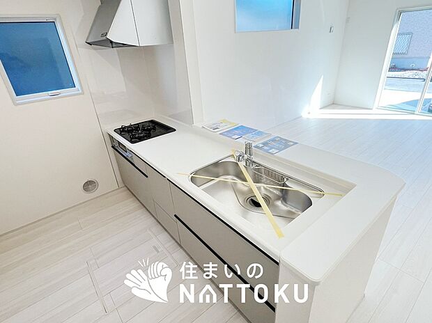 現地写真(キッチン)
収納たっぷりのシステムキッチン、浄水器付水栓を標準装備しています。