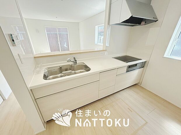 現地写真（キッチン）
収納たっぷりのシステムキッチン、浄水器付水栓を標準装備しています。