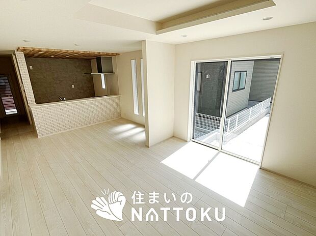現地写真（リビング）
フローリング材には、木目、色調など木材特有の風合いがあり、ナチュラルな美しさになっています。