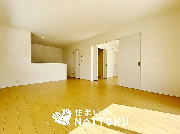 現地写真(リビング)
フローリング材には、木目、色調など木材特有の風合いがあり、ナチュラルな美しさになっています。