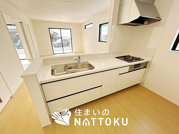 現地写真(キッチン)
収納たっぷりのシステムキッチン、浄水器付水栓を標準装備しています。