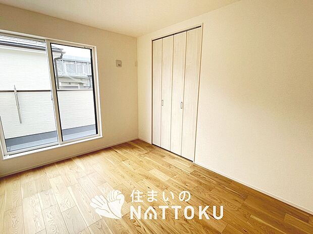 【現地写真(寝室)】木目の美しさを際立たせるシンプルデザインの建具を使用しています。