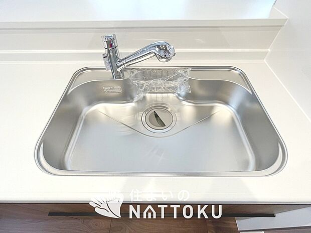 【浄水器内臓ハンドシャワー付シンク】広々とした凸型シンクに洗剤ポケットを標準装備。すっきり収納できます。
また、蛇口の先端に浄水器を内蔵しているため場所をとりません。