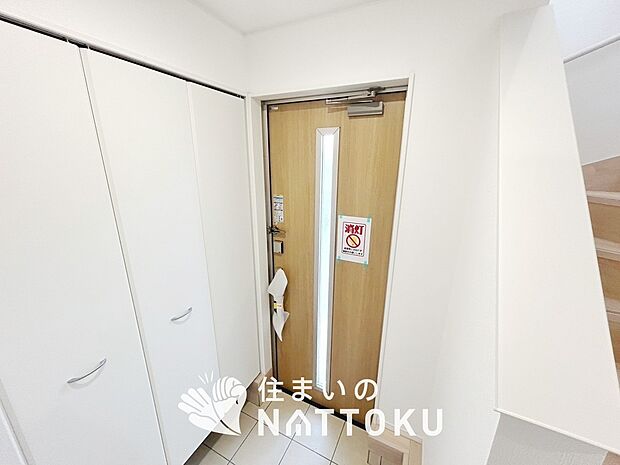 【現地写真（玄関）】玄関には、大型のシューズ収納を設置しています。