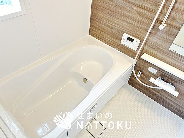 【現地写真（浴室）】浴室暖房乾燥機付き。１坪タイプで広々です。