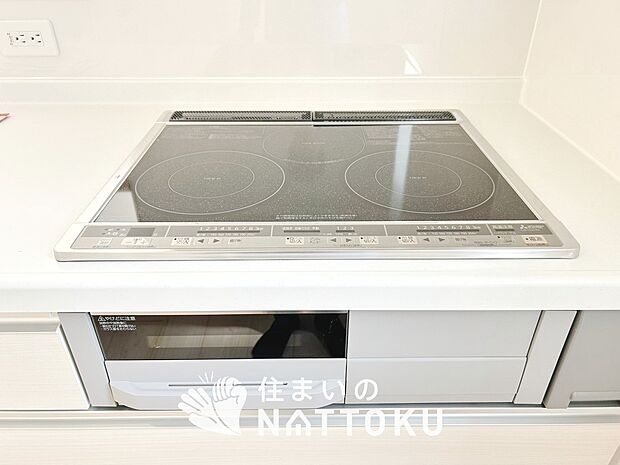 【ビルトインコンロ】フラットな構造で清掃性が高く、過熱防止センサー付3口タイプで日頃の家事も快適です。