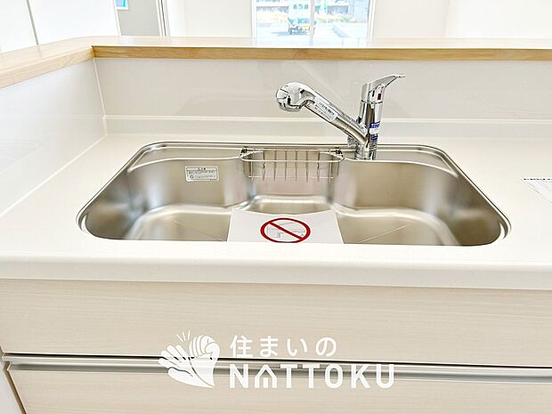 【浄水器内臓型ハンドシャワー付シンク】広々とした凸型シンクに洗剤ポケットを標準装備。すっきり収納できます。
また、蛇口の先端に浄水器を内蔵しているため場所をとりません。