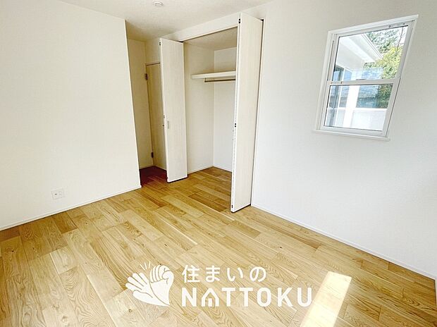 【現地写真(寝室)】木目の美しさを際立たせるシンプルデザインの建具を使用しています。