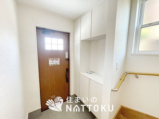 【現地写真(玄関)】玄関には、大型のシューズ収納を設置しています。