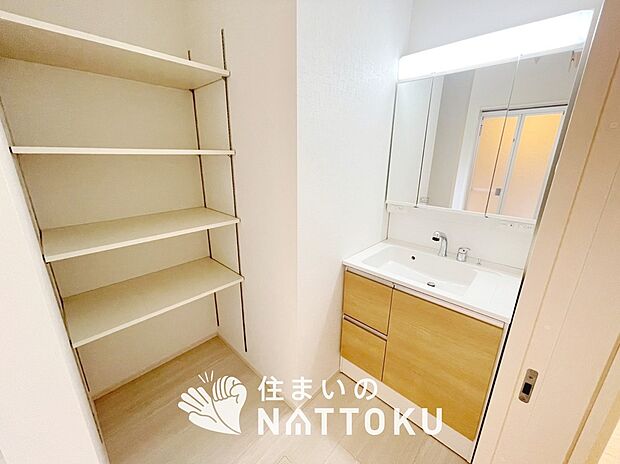 【洗面台・洗面所】鏡の両サイドは、必要なものを取出しやすく、大きな鏡面で朝の準備も快適。
使いやすいリフトアップ機能付きのシングルレバーシャワー水栓付です。