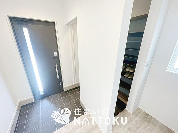 【現地写真(玄関)】玄関には、大型のシューズ収納を設置しています。