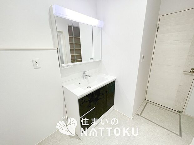 【洗面台・洗面所】鏡の両サイドは、必要なものを取出しやすく、大きな鏡面で朝の準備も快適。
使いやすいリフトアップ機能付きのシングルレバーシャワー水栓付です。