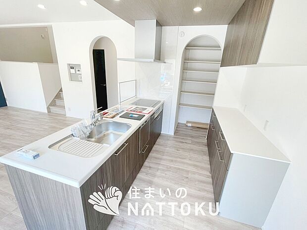 【現地写真(キッチン)】収納たっぷりのシステムキッチン、浄水器付水栓を標準装備しています。