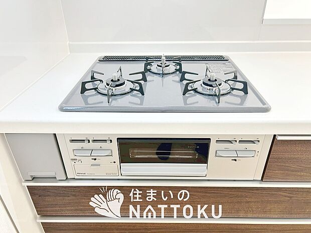 【ビルトインコンロ】ビルトインコンロ
フラットな構造で清掃性が高く、過熱防止センサー付３口タイプで日頃の家事も快適です。
