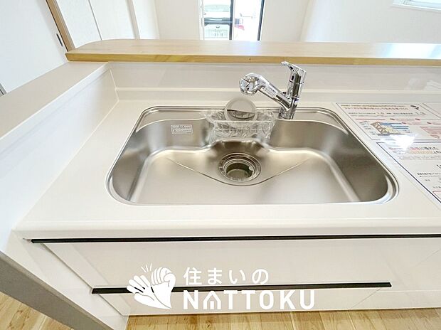 【浄水器内臓ハンドシャワー付シンク】広々とした凸型シンクに洗剤ポケットを標準装備。すっきり収納できます。
また、蛇口の先端に浄水器を内蔵しているため場所をとりません。
