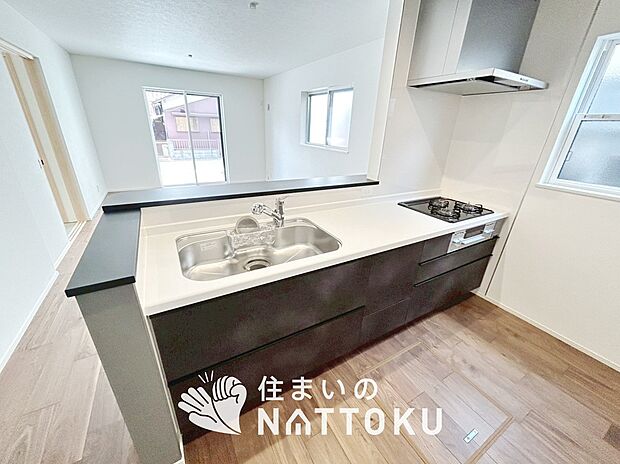 【現地写真（キッチン）】収納たっぷりのシステムキッチン、浄水器付水栓を標準装備しています。