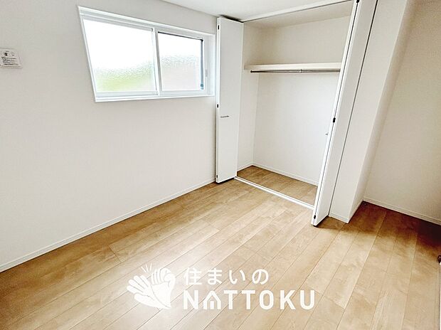 【現地写真(洋室)】木目の美しさを際立たせるシンプルデザインの建具を使用しています。