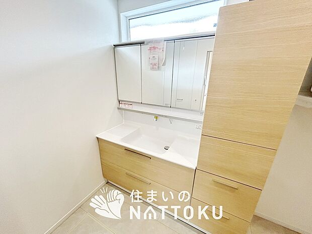 【洗面台・洗面所】鏡の両サイドは、必要なものを取出しやすく、大きな鏡面で朝の準備も快適。
使いやすいリフトアップ機能付きのシングルレバーシャワー水栓付です。