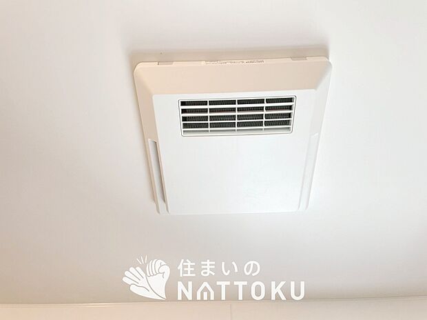 【浴室暖房換気乾燥機】サイドブロー機能で、乾燥効率アップです。
サイドに吹き出しを搭載することにより浴室内を端まで循環する気流ができ、さらに省エネ性能がアップします。