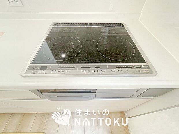 【ビルトインコンロ】フラットな構造で清掃性が高く、過熱防止センサー付3口タイプで日頃の家事も快適です。