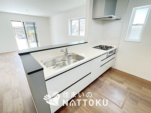 【現地写真（キッチン）】収納たっぷりのシステムキッチン、浄水器付水栓を標準装備しています。